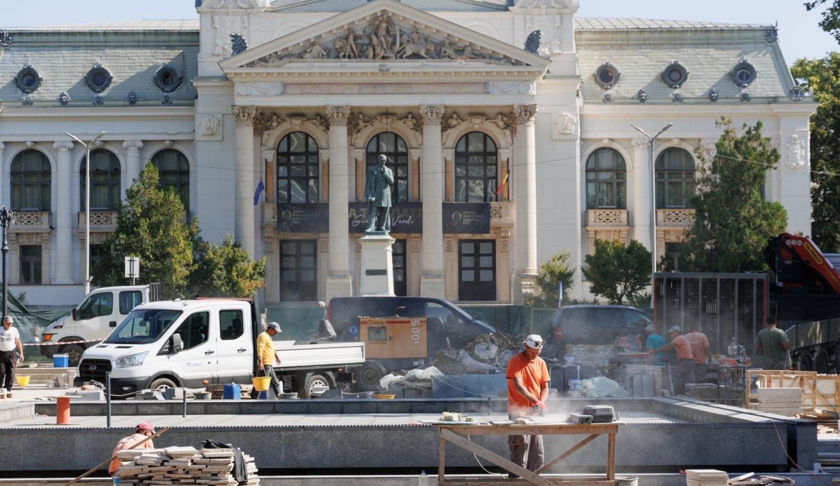 Parcul din fața Teatrului Național Iași