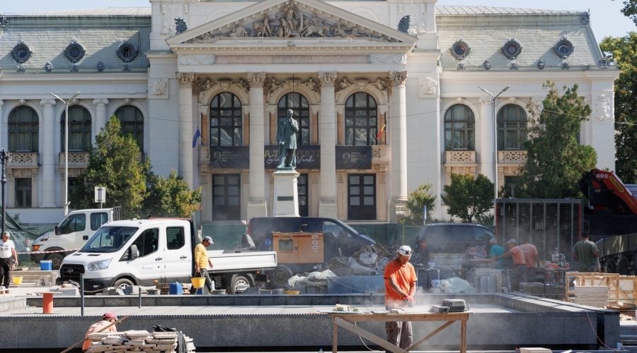 Parcul din fața Teatrului Național Iași