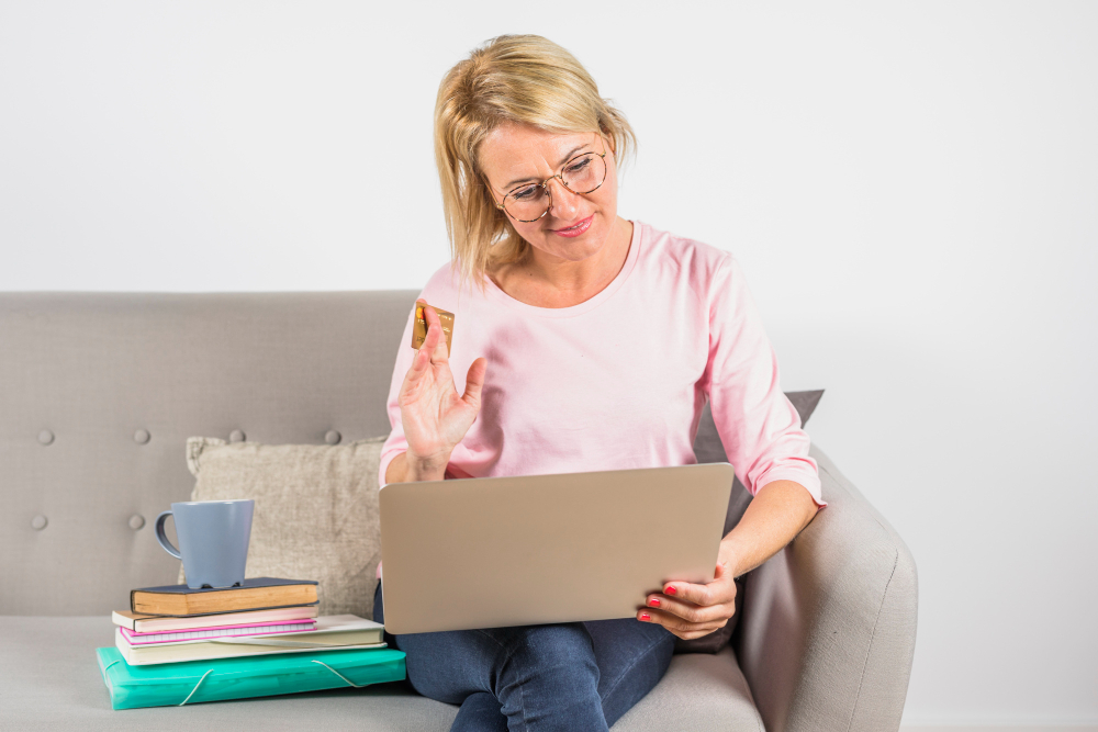 Femeie adultă care studiază online pe laptop, de acasă, în timpul unui program de formare profesională